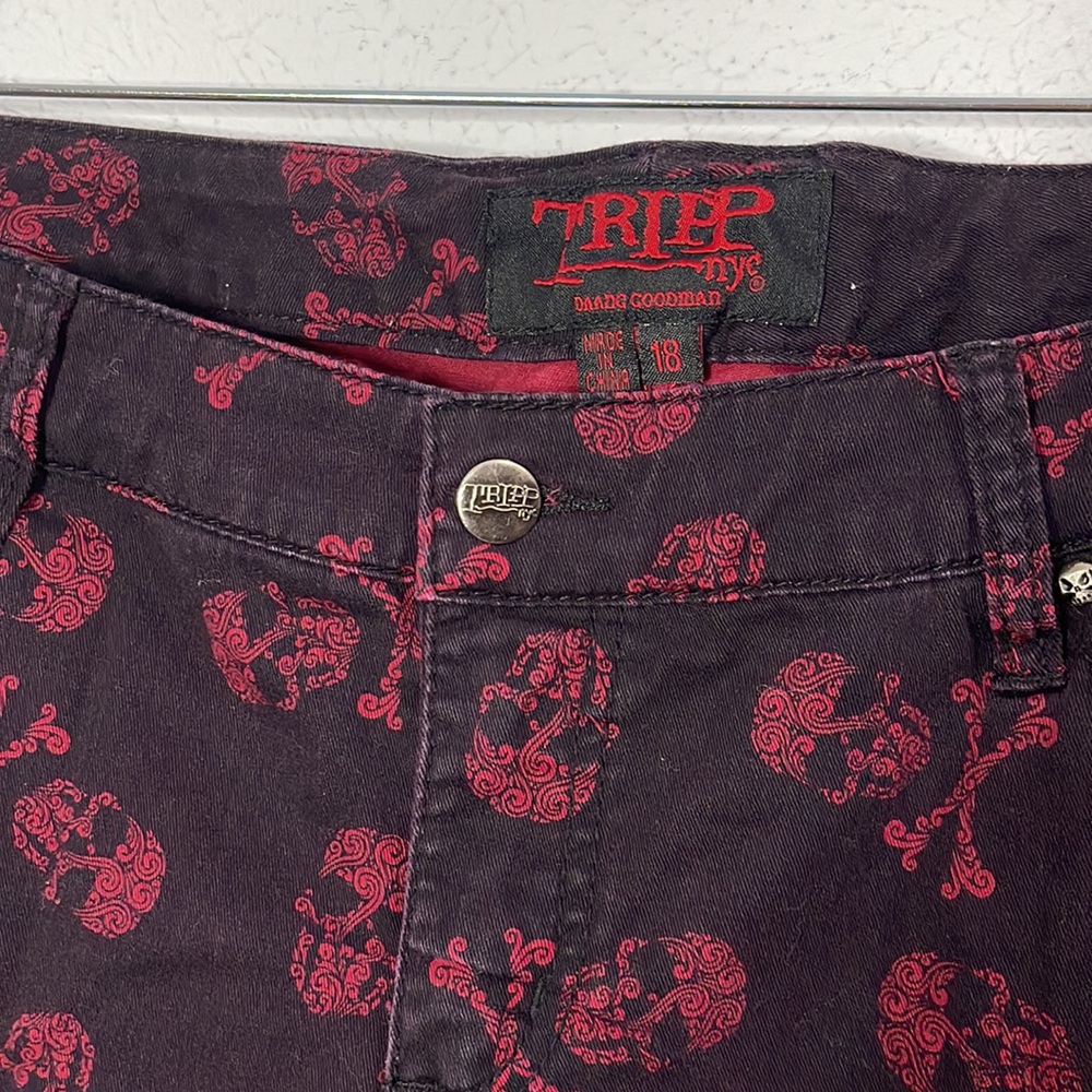 Tripp black vintage size 18 shorts with red skulls and crossbones - Picture 3 of 5